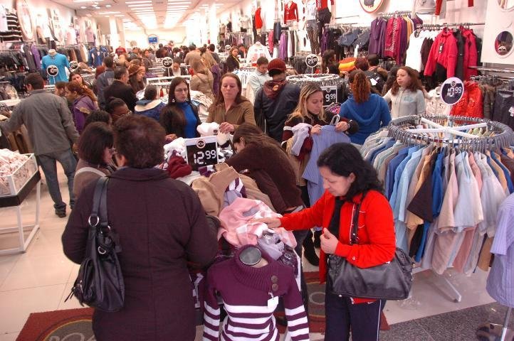 Lojas registraram movimento intenso na manh&atilde; desta s&aacute;bado