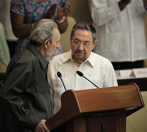 Fidel conversa com o irm&atilde;o Raul Castro