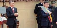 Juan Manuel Santos (D) faz juramento como novo presidente da Colômbia