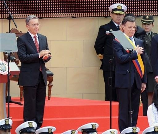 Juan Manuel Santos (D) faz juramento como novo presidente da Col&ocirc;mbia