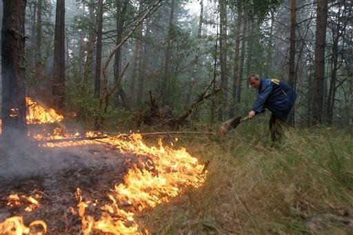 Bombeiros lutam para apagar as chamas