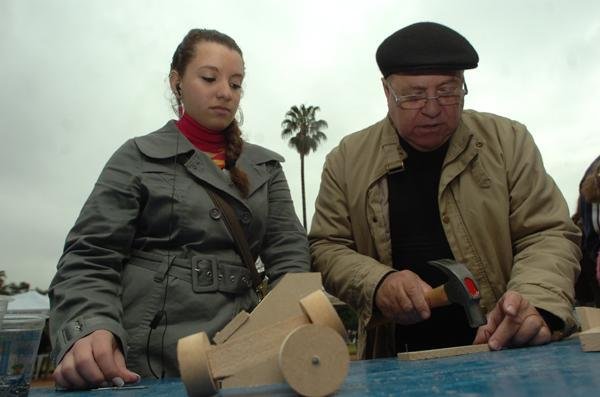 O professor de t&eacute;cnica industrial Paulo Roberto Santos e a filha Roberta uniram as for&ccedil;as para montar um caminh&atilde;o 