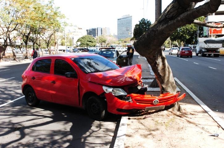 Motorista colide contra &aacute;rvore no bairro Cidade Baixa 