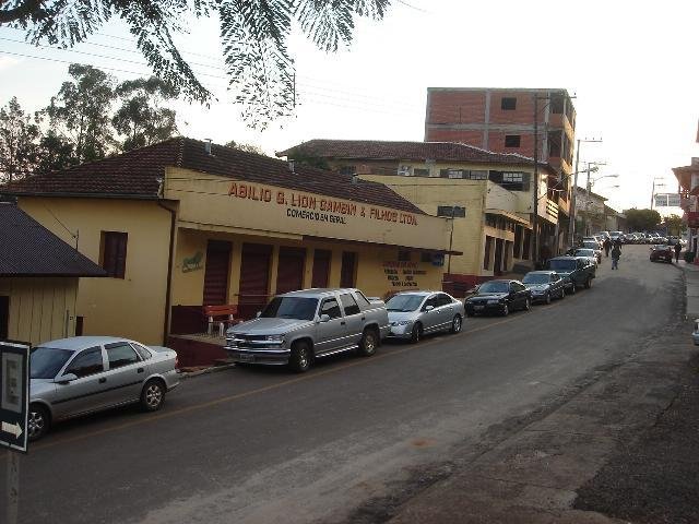 Fila de carros se forma para travessia na Aduana de Porto Mau&aacute;