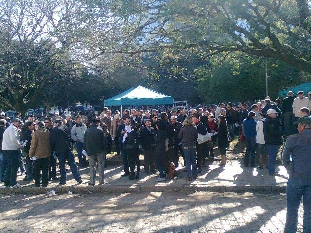 Agricultores fazem manifesta&ccedil;&atilde;o em frente &agrave; Farsul, em Porto Alegre