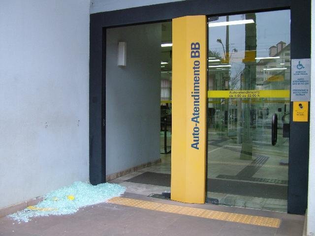 Pol&iacute;cia encontra carro usado por quadrilha que atacou banco em Nova Prata