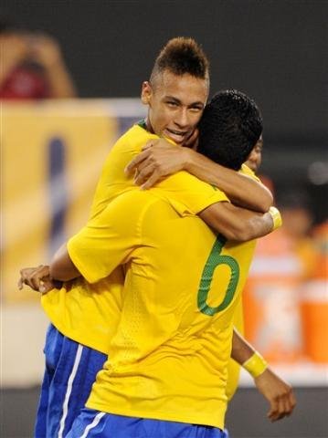 Na estreia de Mano Menezes, Sele&ccedil;&atilde;o apresenta bom futebol e ganha por 2 a 0