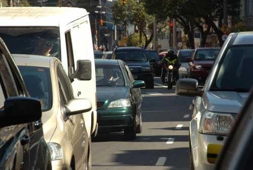 Tr&acirc;nsito de Porto Alegre est&aacute; saturado 