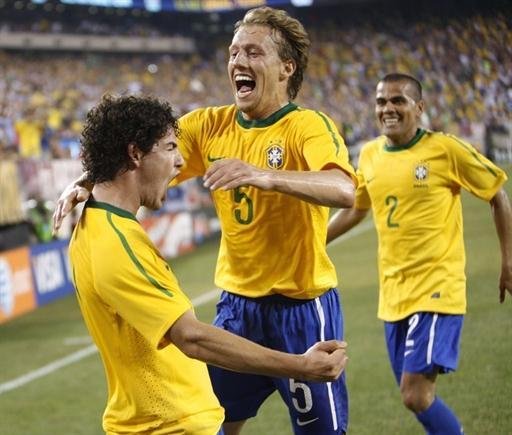 Lucas (camisa 5) destaca entrosamento e ofensividade do Brasil