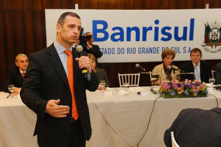 Banrisul tem lucro de R$ 305 milh&otilde;es no primeiro semestre de 2010