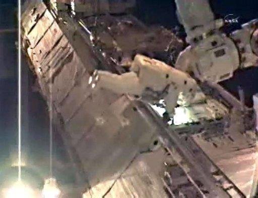 Astronautas avan&ccedil;am no reparo do sistema de refrigera&ccedil;&atilde;o da ISS