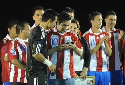 Paraguai ganha amistoso e faz homenagem a Caba&ntilde;as