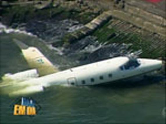  Avi&atilde;o cai no Aeroporto Santos Dumont, no Rio de Janeiro