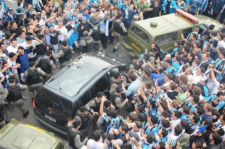 Cerca de 800 torcedores foram at&eacute; o Salgado Filho receber o novo treinador do Gr&ecirc;mio