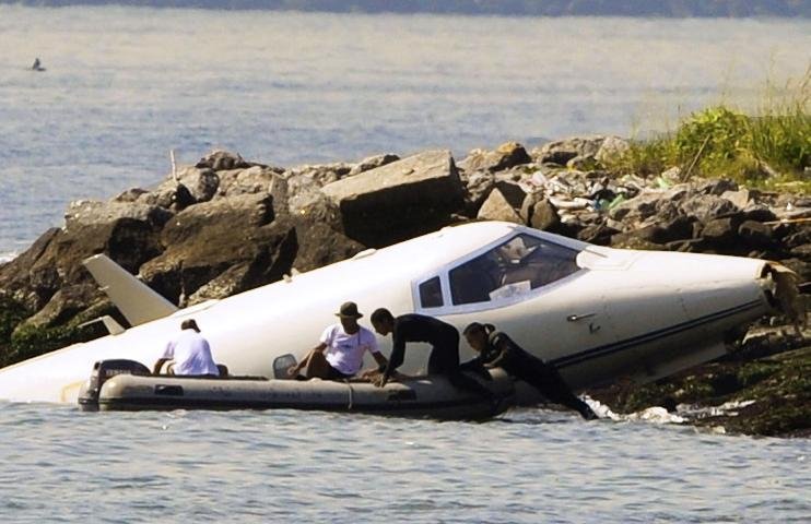Aeronave caiu em baixa altitude nas &aacute;guas da Ba&iacute;a de Guanabara