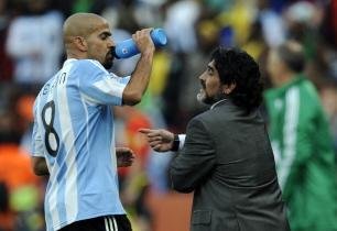Ver&oacute;n rompe sil&ecirc;ncio na Argentina e alfineta Maradona