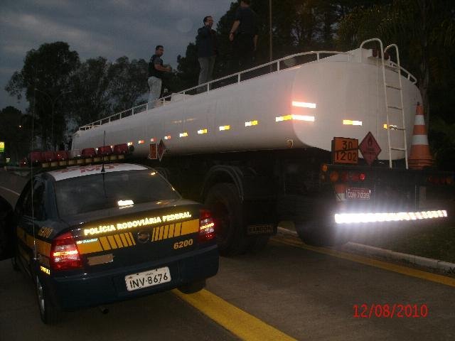 Mercadoria estava sendo transportada no tanque de uma carreta