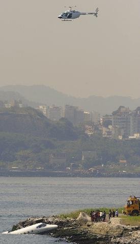 Com o aux&iacute;lio de um guindaste, o Corpo de Bombeiros e a companhia a&eacute;rea trabalharam na retirada da aeronave do local