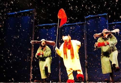 Slava&acute;s Snow Show se despede de Porto Alegre