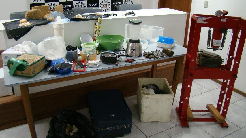 Pol&iacute;cia fecha laborat&oacute;rios de crack e coca&iacute;na em Montenegro