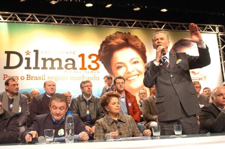 PDT pede voto para Foga&ccedil;a na presen&ccedil;a de Dilma 