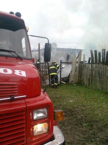 Inc&ecirc;ndio destr&oacute;i casa na vila Umbu, em Alvorada