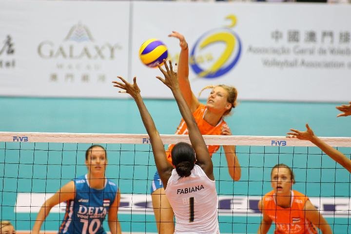 Com volta de Sheilla, Brasil bate Holanda no Grand Prix