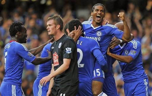 Com tr&ecirc;s de Drogba, Chelsea goleia em estreia no Campeonato Ingl&ecirc;s