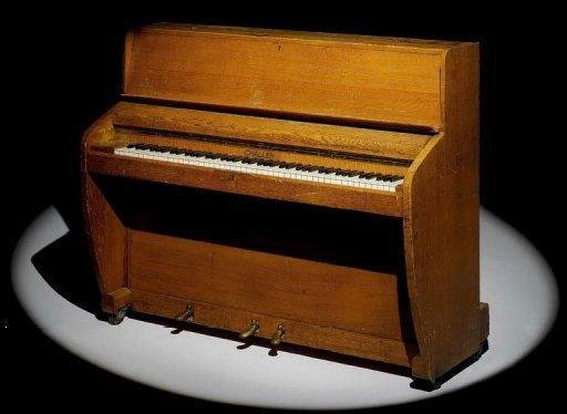 Piano utilizado pelos Beatles e Pink Floyd retirado de leil&atilde;o