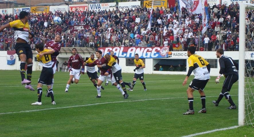 Caxias vence e l&iacute;dera o grupo D