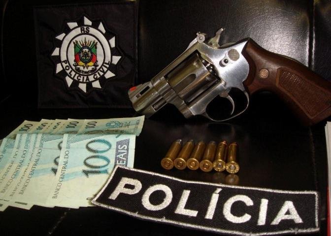 Arma e R$800 foram apreendidos nesta manh&atilde;