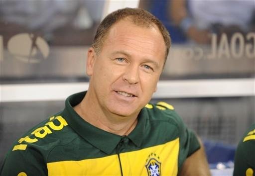Mano diz que seguir&aacute; convocando quem joga no Brasil