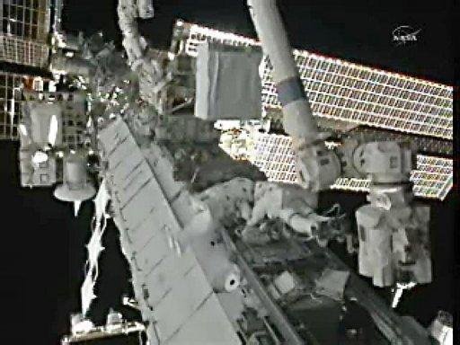 Astronautas instalam nova bomba no sistema de refrigera&ccedil;&atilde;o da ISS