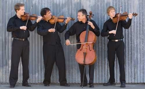 Duo de viol&atilde;o e quarteto de cordas se apresentam amanh&atilde; no Bourbon 