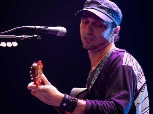 Zeca Baleiro faz show hoje em Porto Alegre