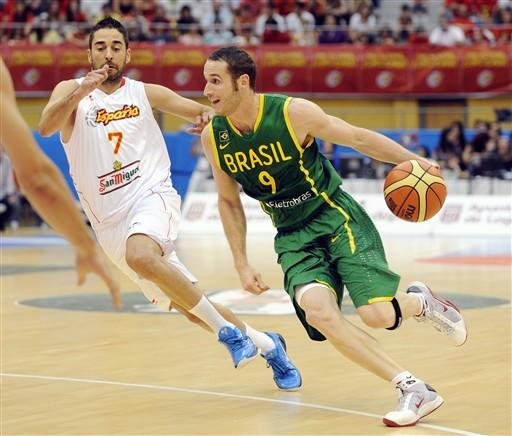 Brasil perde para Espanha no basquete masculino