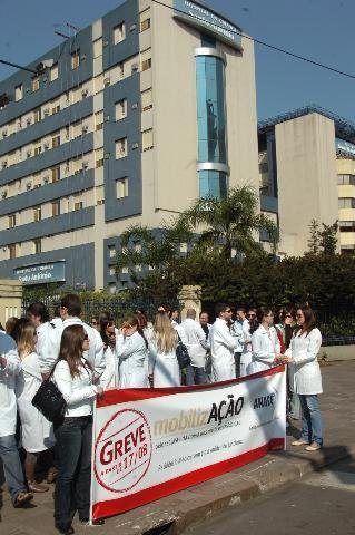 M&eacute;dicos residentes fazem passeata no Centro