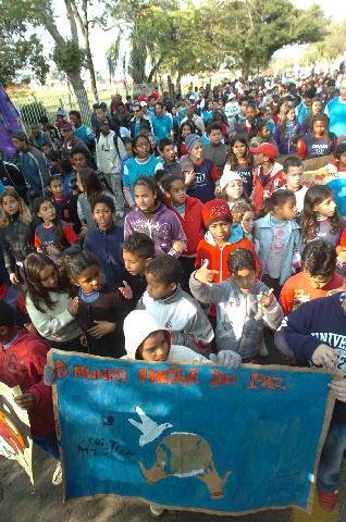 Estudantes fazem manifesta&ccedil;&atilde;o contra a viol&ecirc;ncia no bairro Rubem Berta 