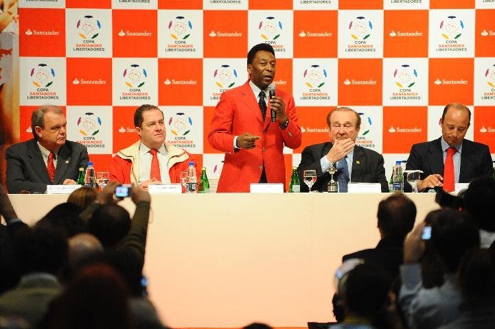 Pel&eacute; chega a Porto Alegre e diz que torcer&aacute; pelo Inter 