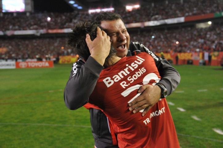 Celso Roth d&aacute; a volta por cima