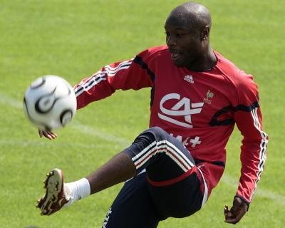 Zagueiro Gallas est&aacute; perto de assinar com o Tottenham