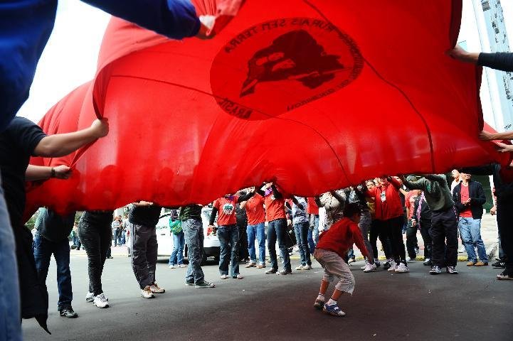Manifestantes do MST protestam em frente &agrave; sede do Incra