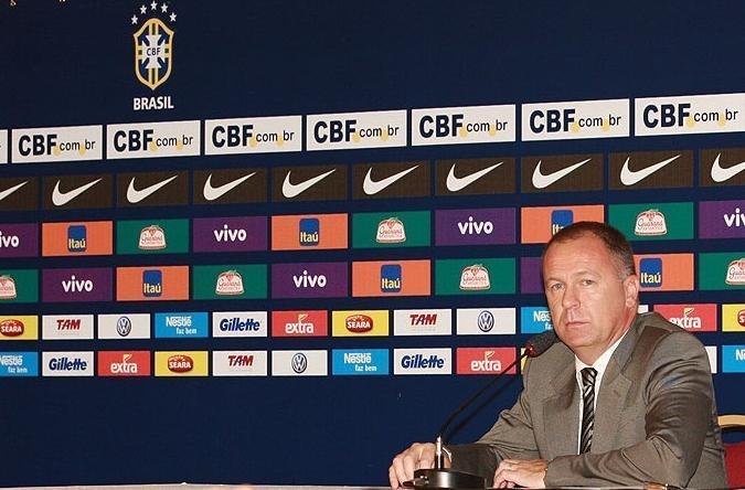 Mano convoca a Sele&ccedil;&atilde;o para treinos 