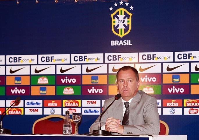 Mano convoca a Sele&ccedil;&atilde;o para treinos 