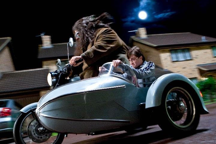Harry Potter em uma fuga de moto ao lado do amigo Hagrid