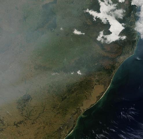 Imagem de sat&eacute;lite na manh&atilde; de s&aacute;bado mostra avan&ccedil;o da fuma&ccedil;a pelo Oeste ga&uacute;cho