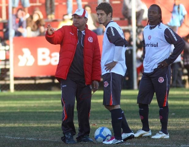 Edu (centro) ser&aacute; titular da equipe colorada neste domingo