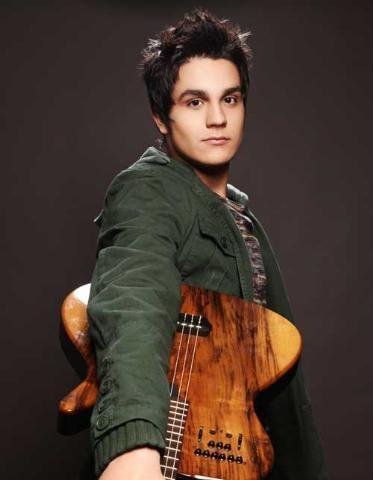 Cantor de 19 anos faz show no Gigantinho neste domingo