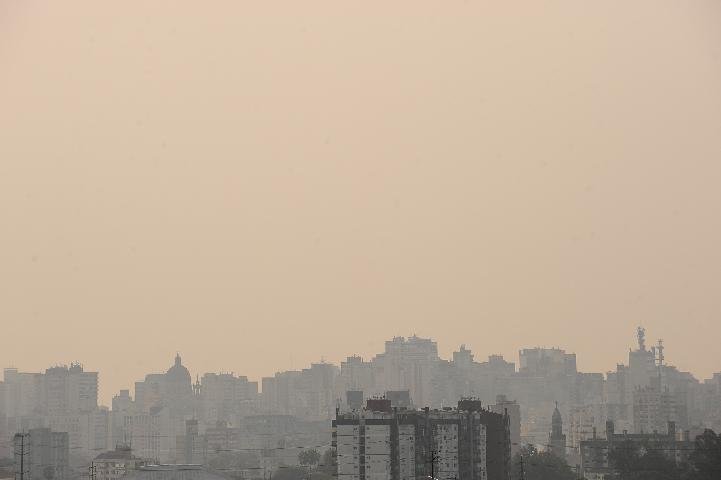 Densa n&eacute;voa cobriu o c&eacute;u da Capital no fim de semana