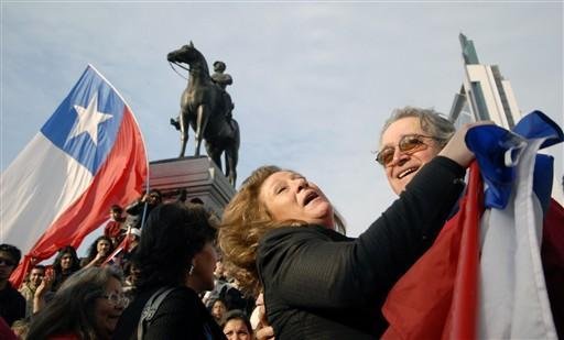 Com bandeiras do Chile 300 pessoas se concentraram na pra&ccedil;a It&aacute;lia